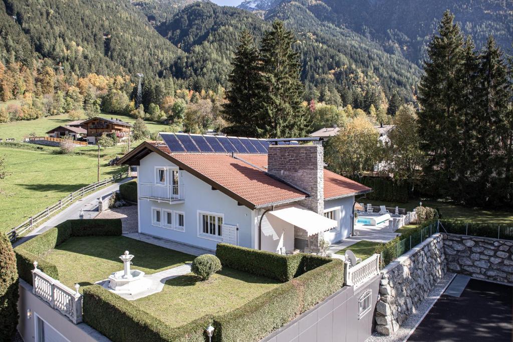 una casa con paneles solares en el techo en Villa 10 en Oetz