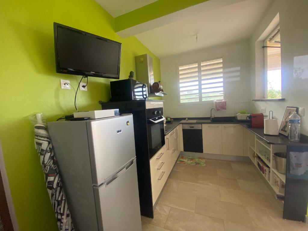 Kuchyň nebo kuchyňský kout v ubytování Villa Prunepassion