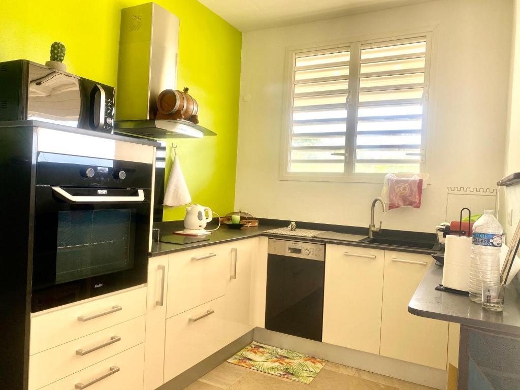 Kuchyň nebo kuchyňský kout v ubytování Villa Prunepassion