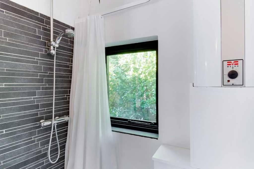 Koupelna v ubytování Cozy summer house 50 meter from the beach, 89 m²