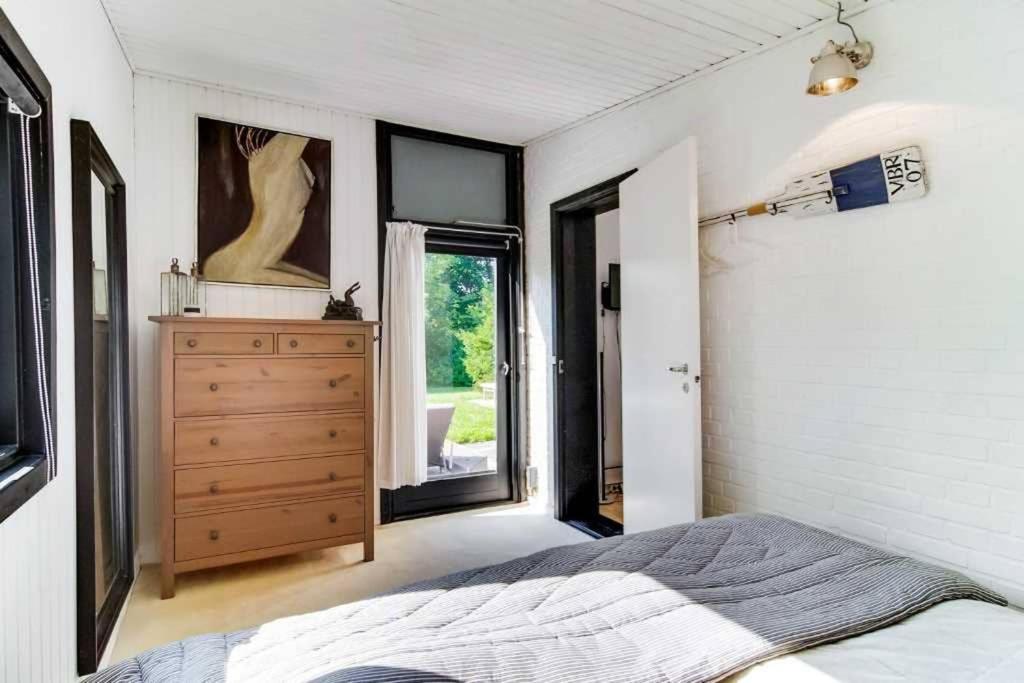 Postel nebo postele na pokoji v ubytování Cozy summer house 50 meter from the beach, 89 m²
