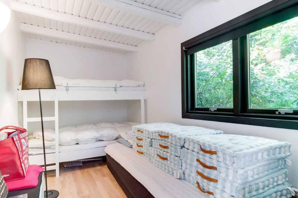 Postel nebo postele na pokoji v ubytování Cozy summer house 50 meter from the beach, 89 m²