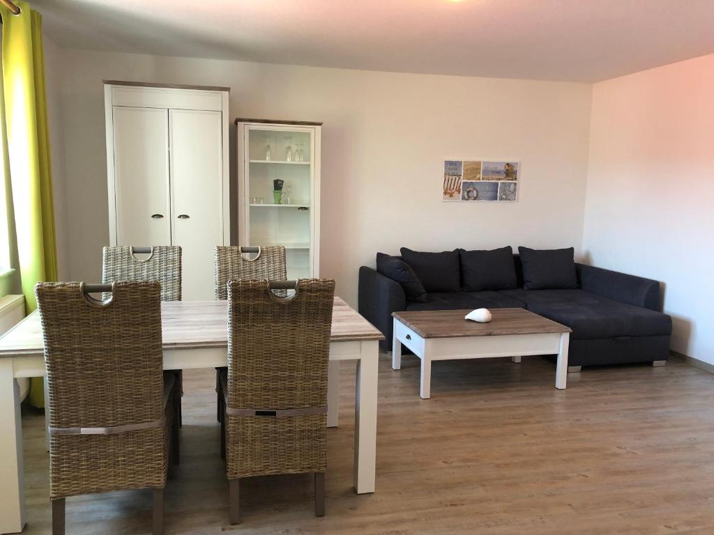 ein Wohnzimmer mit einem Sofa und einem Tisch in der Unterkunft Strand4-Quartier Ferienwohnungen Ostseebad Karlshagen in Ostseebad Karlshagen