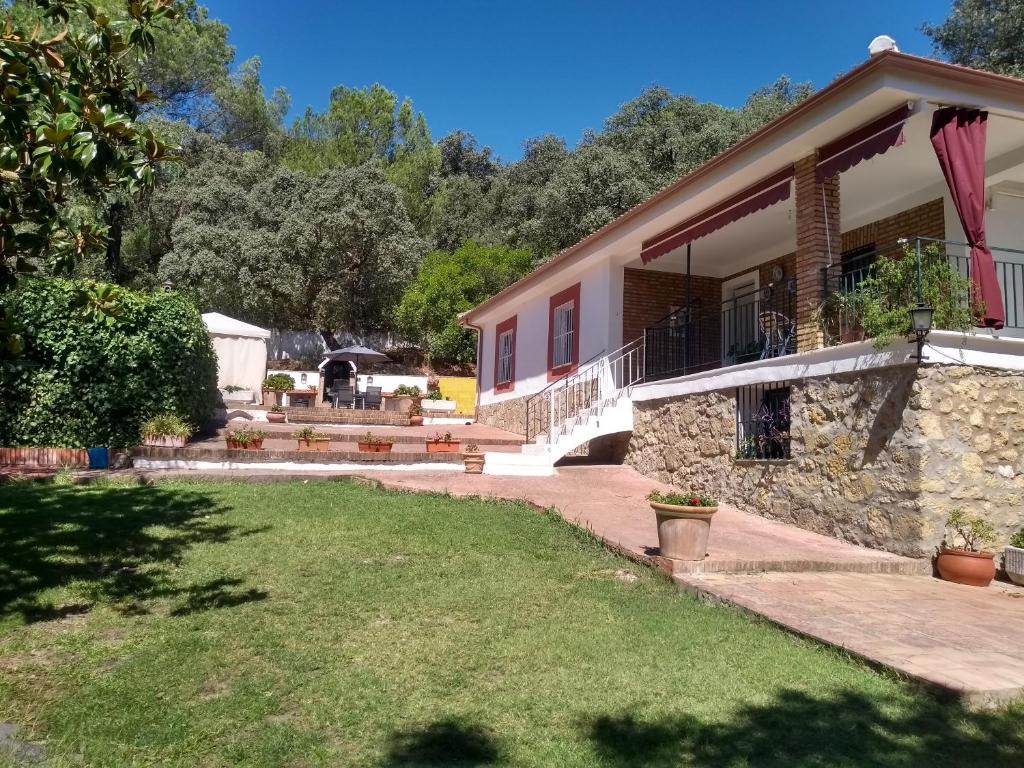 a house with a garden and a yard with grass at La Caballera 17 in Santa María de Trassierra