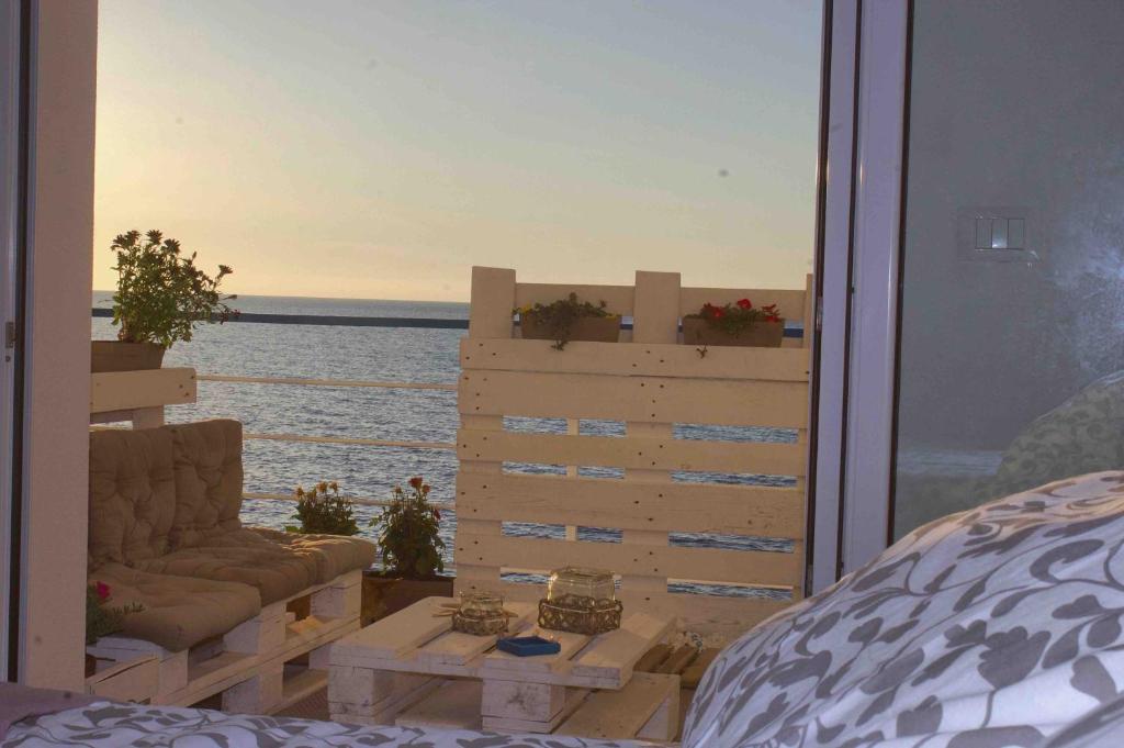 z okna pokoju roztacza się widok na ocean. w obiekcie Sea view life w mieście Carini