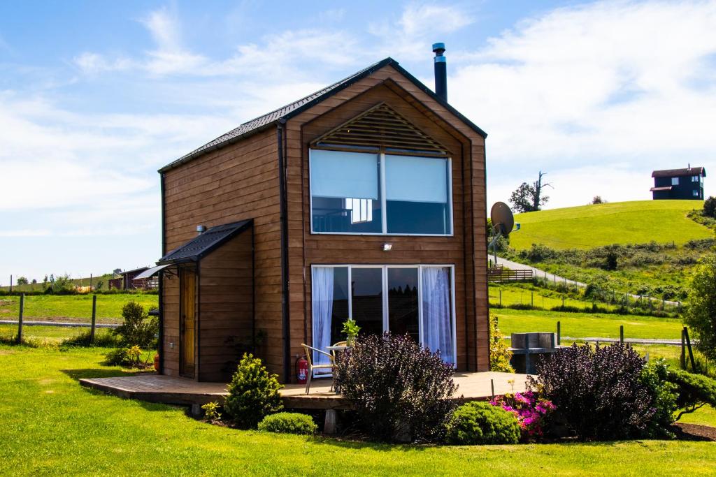 Casa pequeña con ventana grande en una colina en Loft y Cabañas Ensenada, en Los Riscos