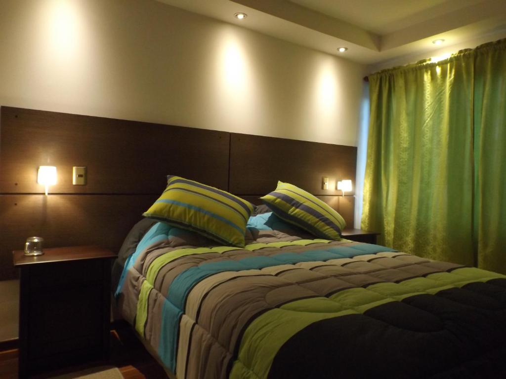 Rúm í herbergi á Hostal La Cumbre