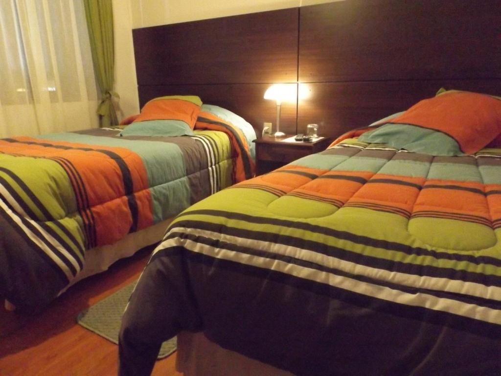 Rúm í herbergi á Hostal La Cumbre