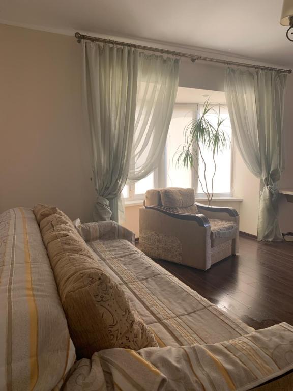 sypialnia z 2 łóżkami i oknem w obiekcie Great apartment in the city centre w Iwano-Frankiwsku