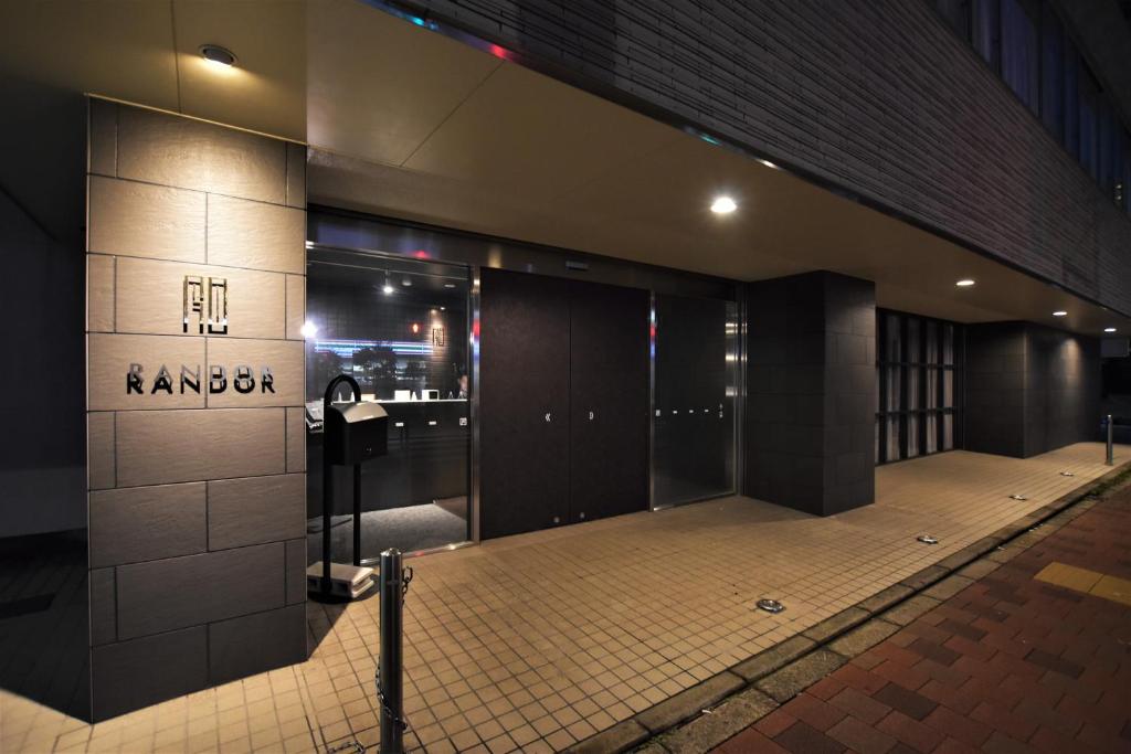 Randor Residence Tokyo Suites في طوكيو: مبنى امام مبنى