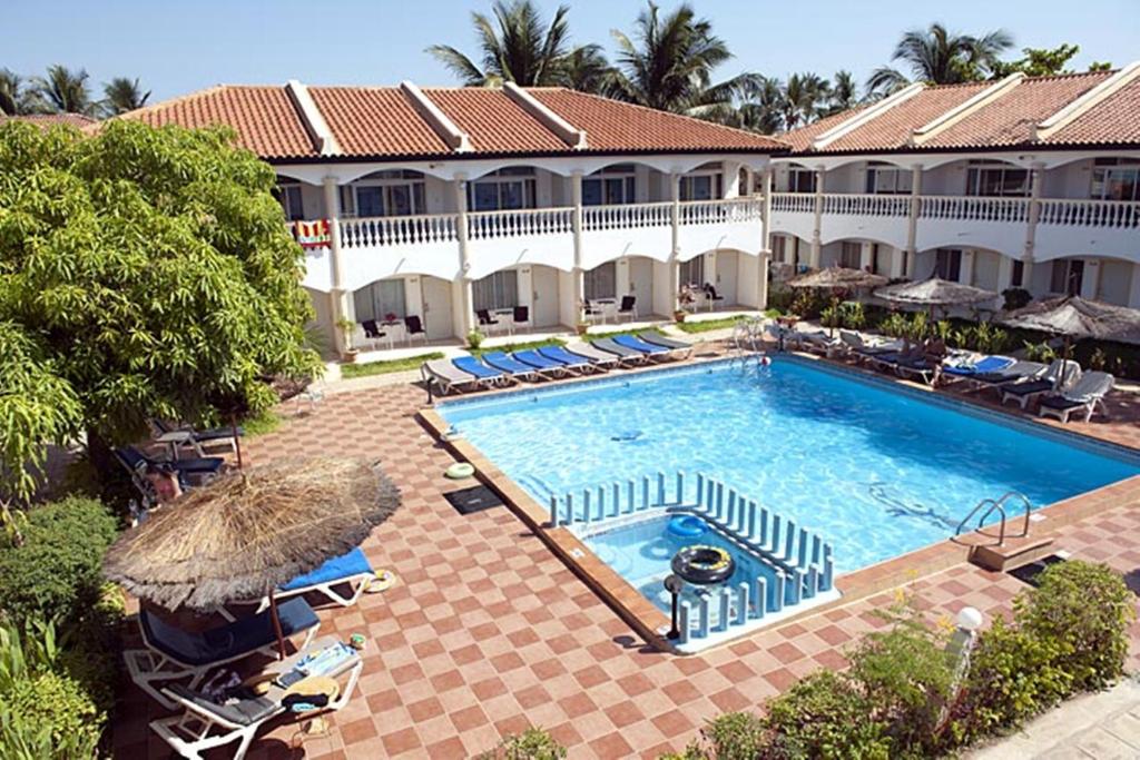 una vista aérea de una piscina en un complejo en Cape Point Hotel en Bakau