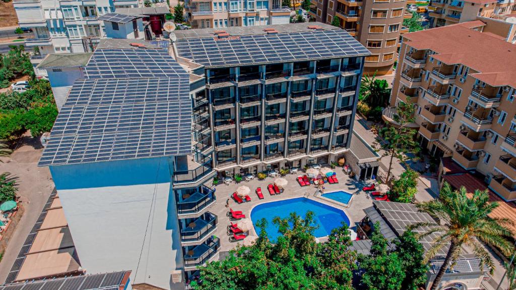 an overhead view of a building with a swimming pool at Kleopatra Fatih Hotel in Alanya