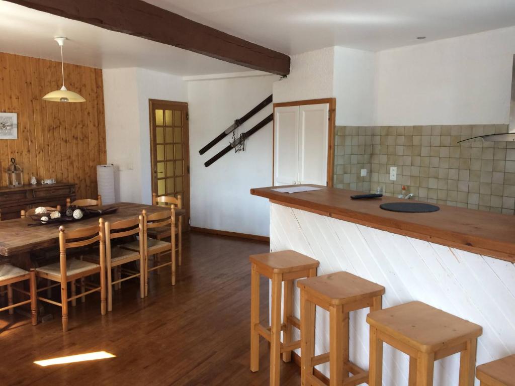 a kitchen and dining room with a table and chairs at Grand appartement 130m2 à 5mn des stations de ski in Formiguères