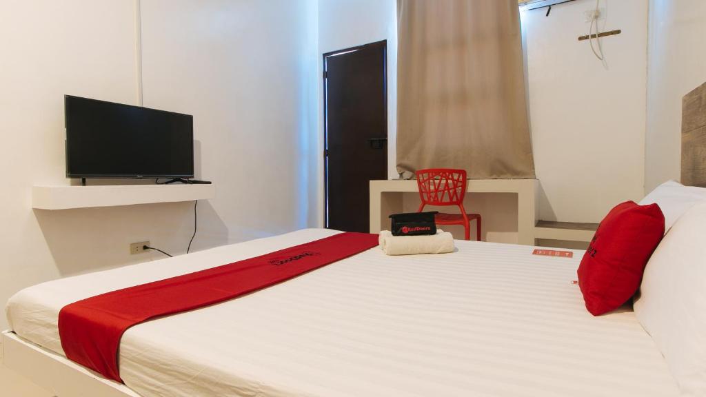 Postel nebo postele na pokoji v ubytování RedDoorz @ Golite Washington
