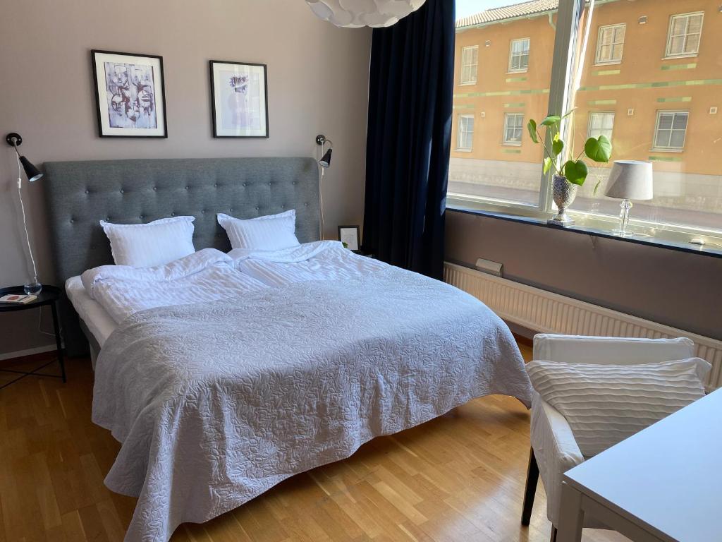 Postel nebo postele na pokoji v ubytování På Hörnet Hotell