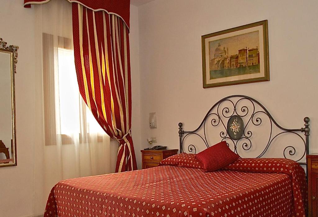 Postel nebo postele na pokoji v ubytování Hotel Fontana