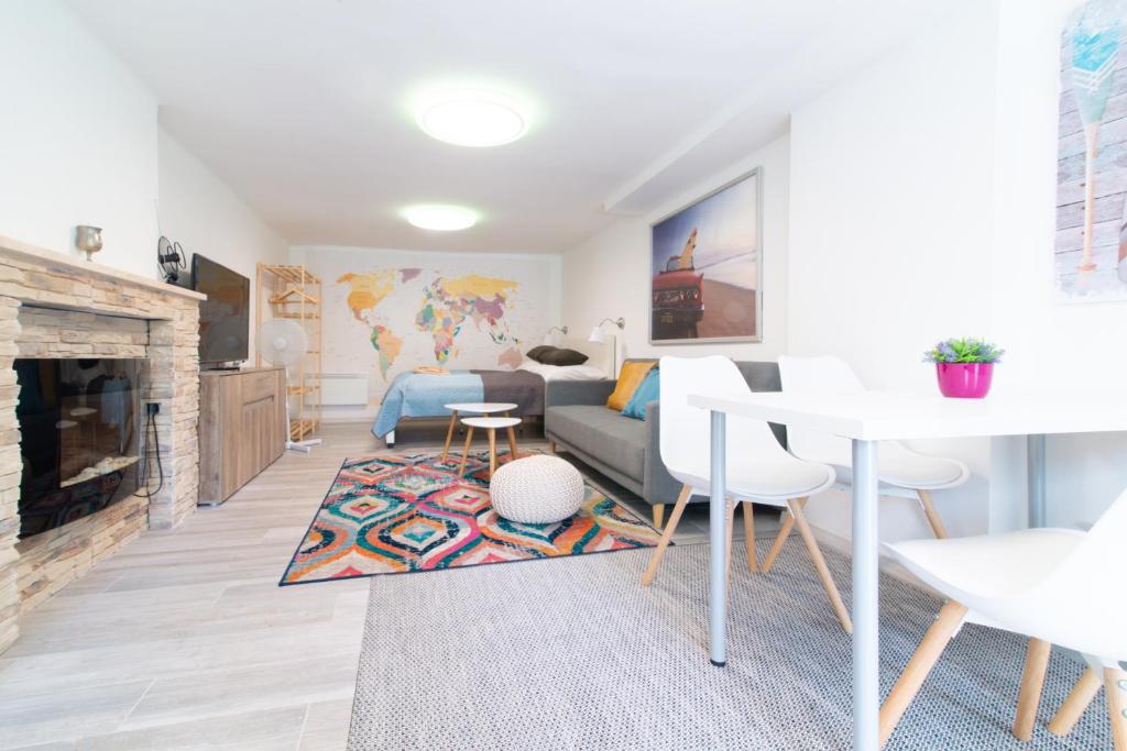 Posezení v ubytování Cosy and Colorful apartment Szentendre