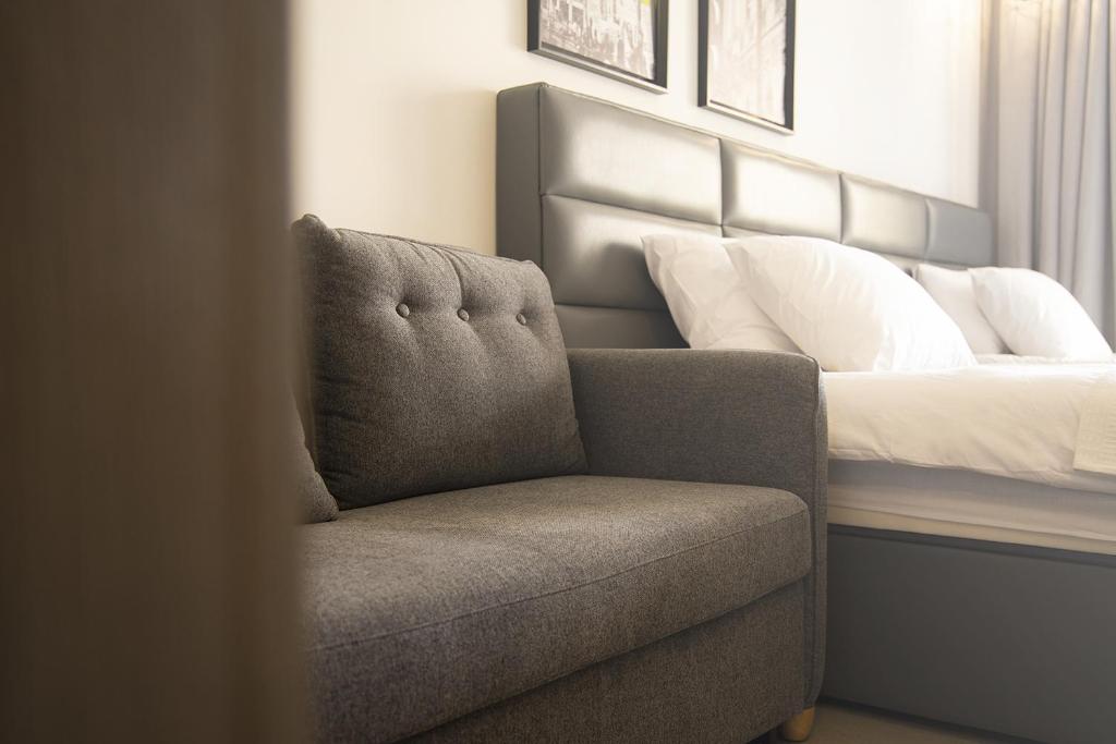 เตียงในห้องที่ Jimmy's Suites