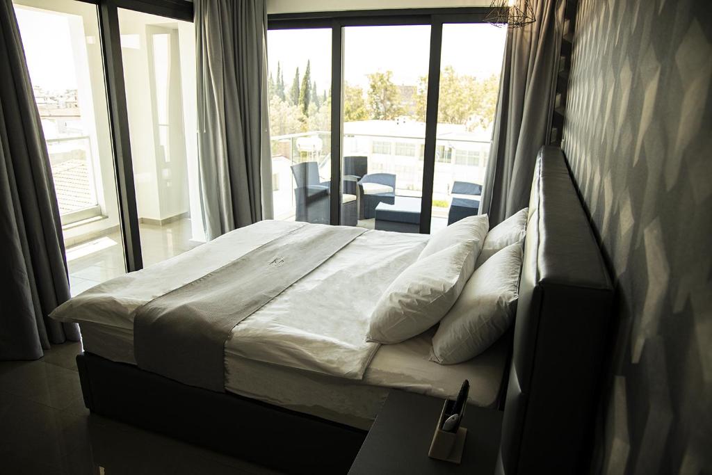 เตียงในห้องที่ Jimmy's Suites