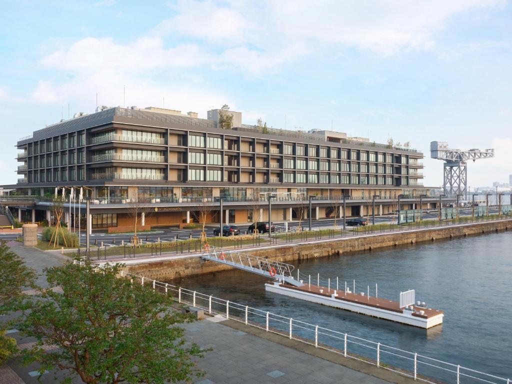 un gran edificio junto a un río con un barco en InterContinental Yokohama Pier 8, an IHG Hotel, en Yokohama