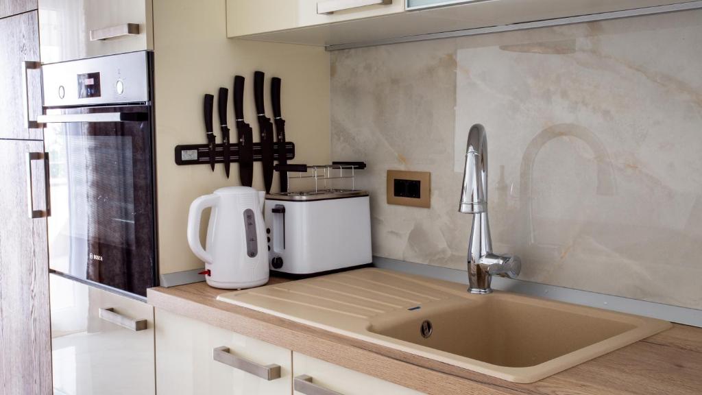 Kuchyň nebo kuchyňský kout v ubytování Rooms & Apartments Toni