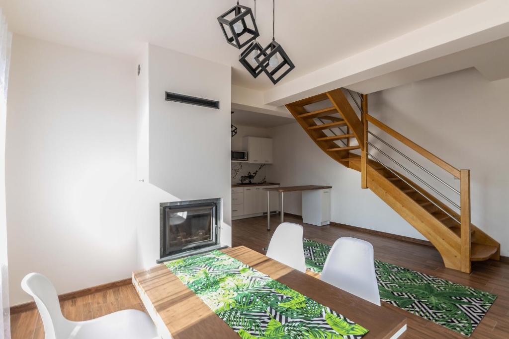 Dursztyn的住宿－Za Przylaskiem，一间带桌椅和楼梯的用餐室