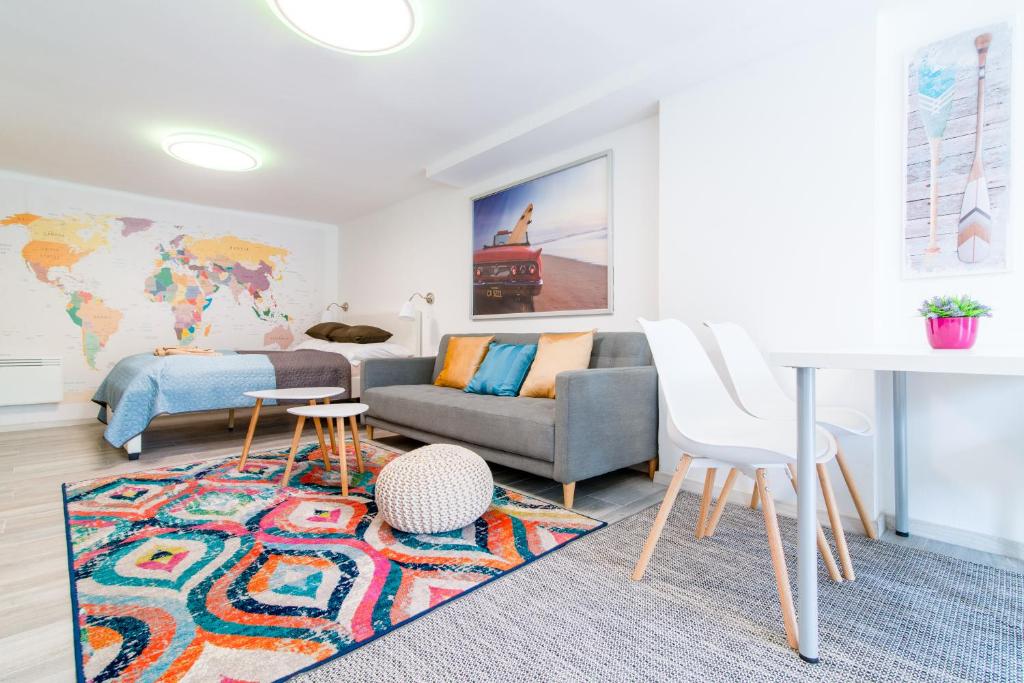 Posezení v ubytování Cosy and Colorful apartment Szentendre