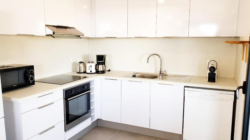 Kuchyň nebo kuchyňský kout v ubytování Appartement Etamine, l'Ermitage les Bains, proche du lagon pour 6 personnes