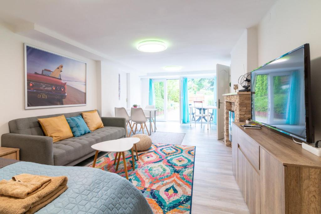 TV a/nebo společenská místnost v ubytování Cosy and Colorful apartment Szentendre