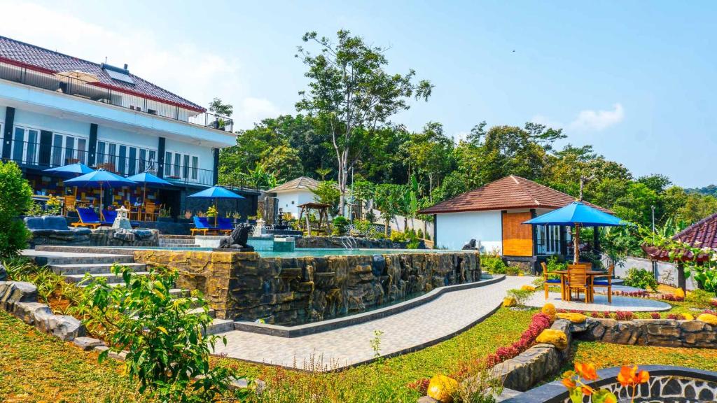 ein Resort mit einem Pool und einem Gebäude in der Unterkunft House of Belasun in Pelabuhan Ratu