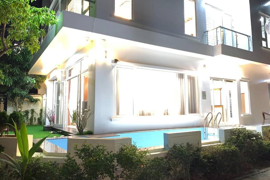 Bazén v ubytování *BOM HOMES* THE VILLAS LUXURY FLC SẦM SƠN nebo v jeho okolí