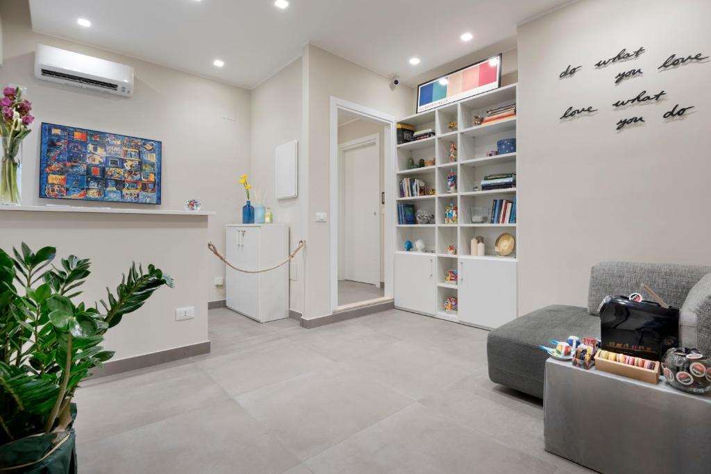 a living room with a couch and a book shelf at B&Blue in Reggio di Calabria