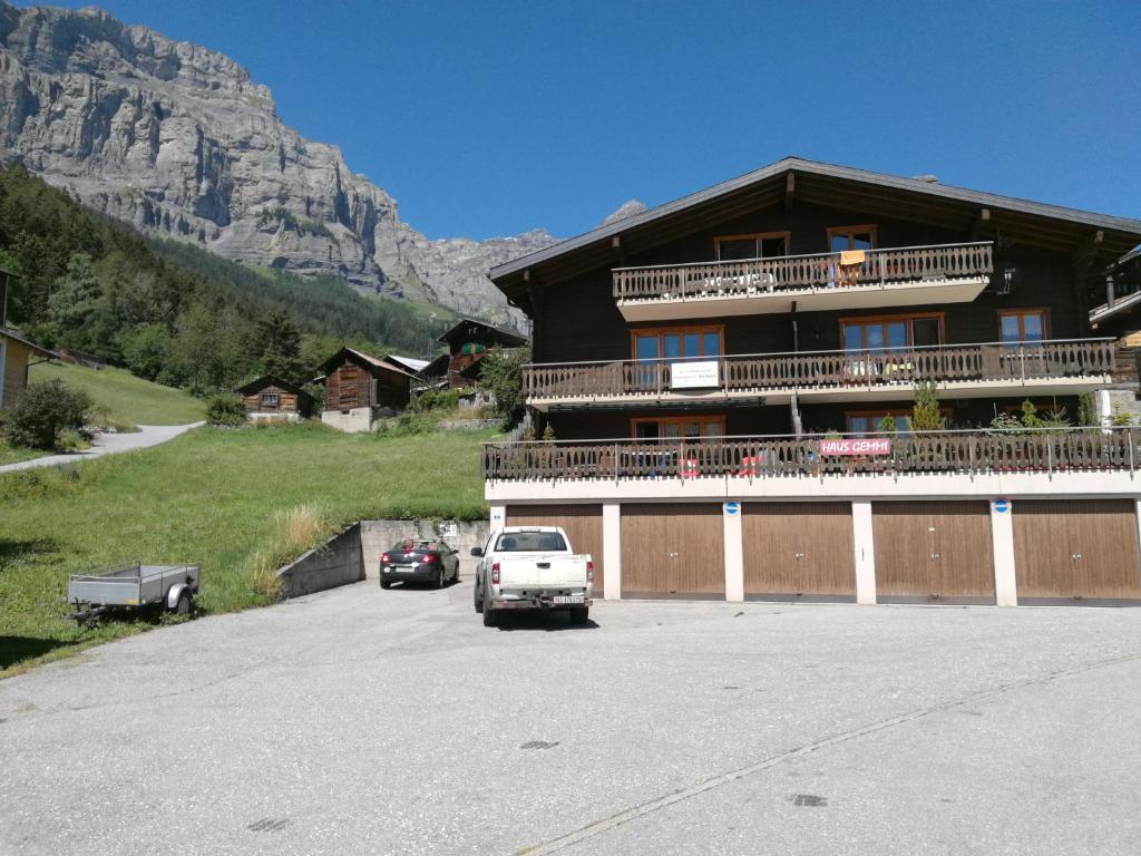 un camión blanco estacionado frente a un edificio en Gemmi apartment Inden Leukerbad en Inden