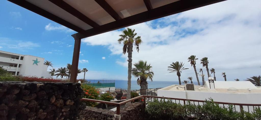 widok na ocean z balkonu ośrodka w obiekcie Apartamento Paz w mieście Playa Blanca