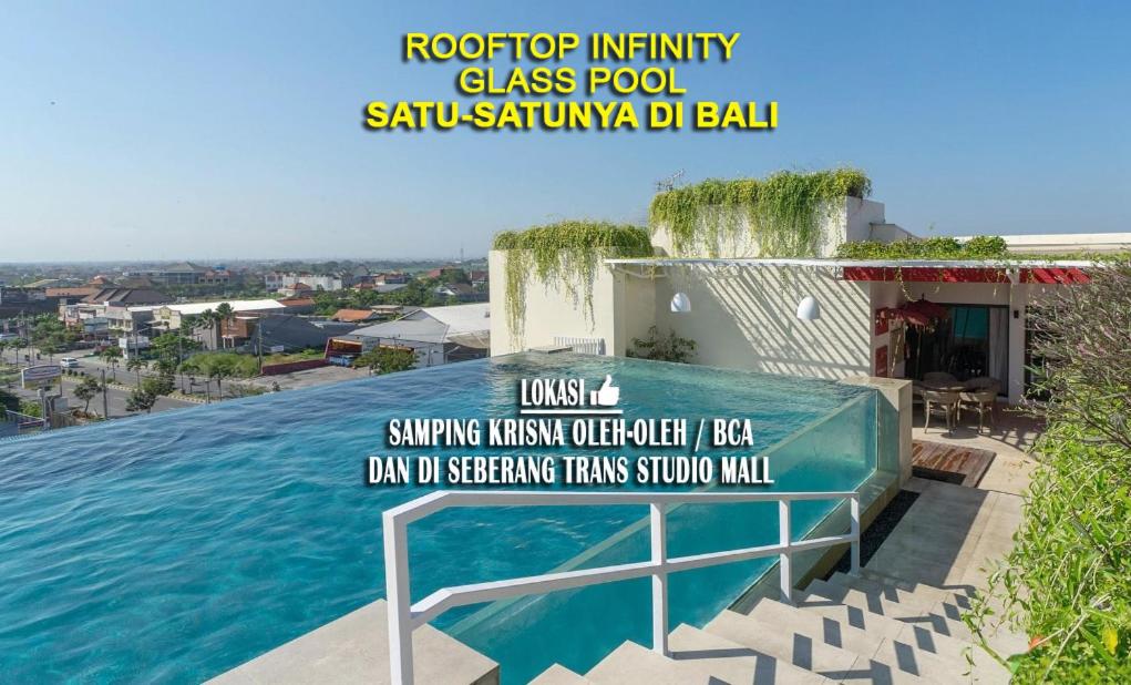una señal en el lado de una piscina en Atanaya Kuta Bali, en Kuta