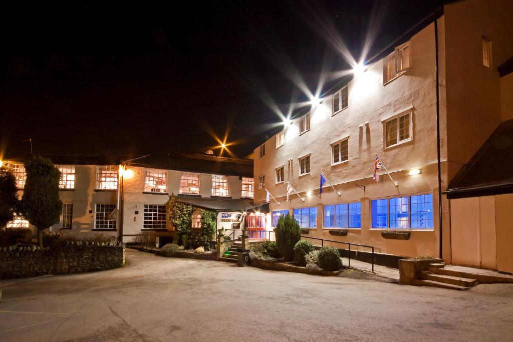 un parcheggio vuoto di fronte a un edificio di notte di Bury Ramsbottom Old Mill Hotel and Leisure Club a Ramsbottom
