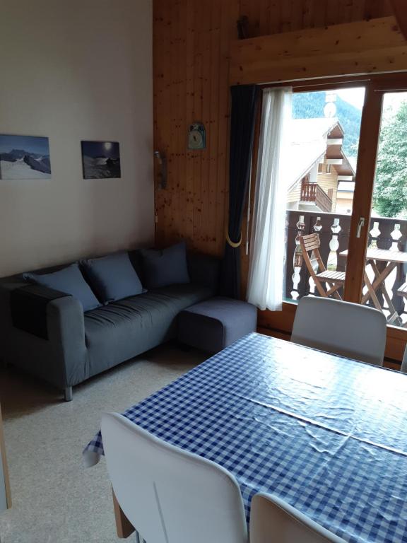 sala de estar con sofá y mesa en Appartement Azalee, en Châtel