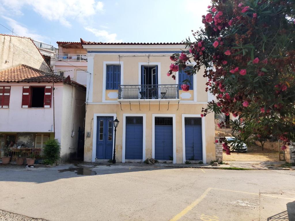 una casa con puertas azules de garaje en una calle en Traditional house at Koroni near beach, en Koroni