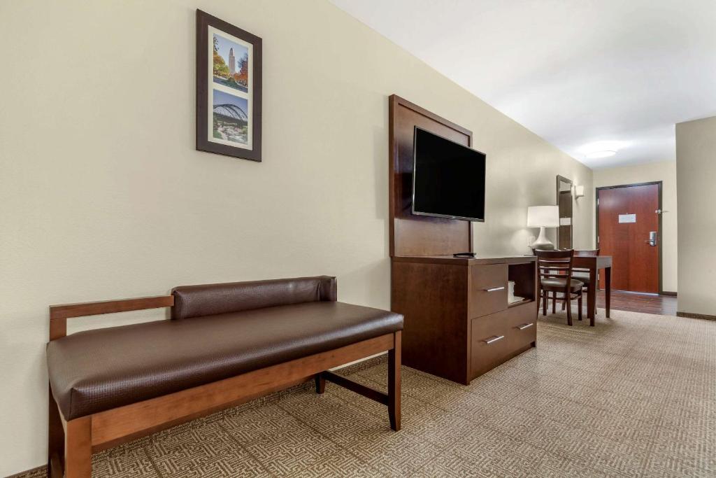 Comfort Suites Grand Island South photo