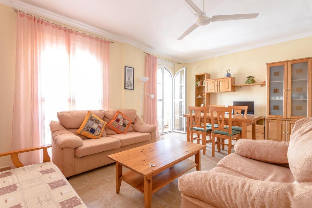 - un salon avec un canapé et une table dans l'établissement Planta uno Valle de Abdalajis, à Valle de Abdalagís