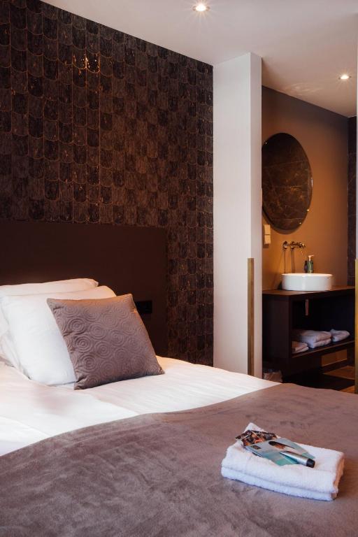 Postel nebo postele na pokoji v ubytování Harbour Suites Boutique Hotel