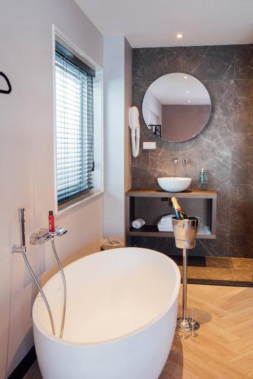 Koupelna v ubytování Harbour Suites Boutique Hotel