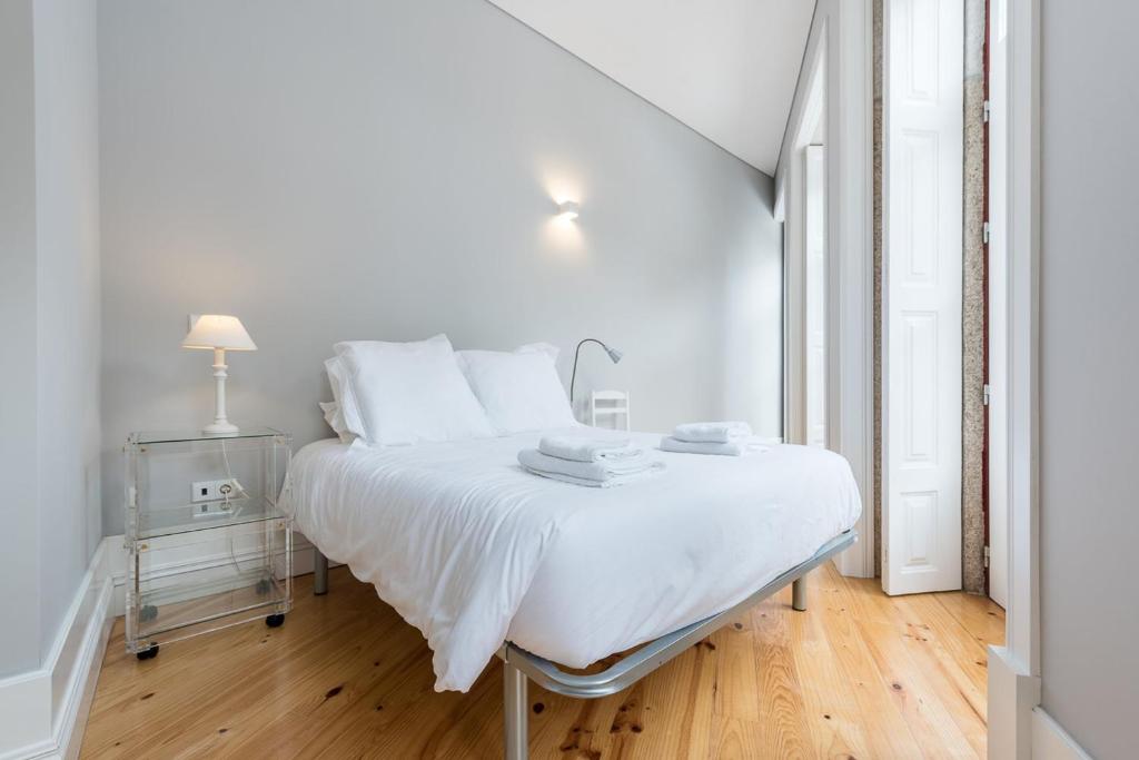 LovelyStay - Porto Windows with AC by central station - 一居室公寓