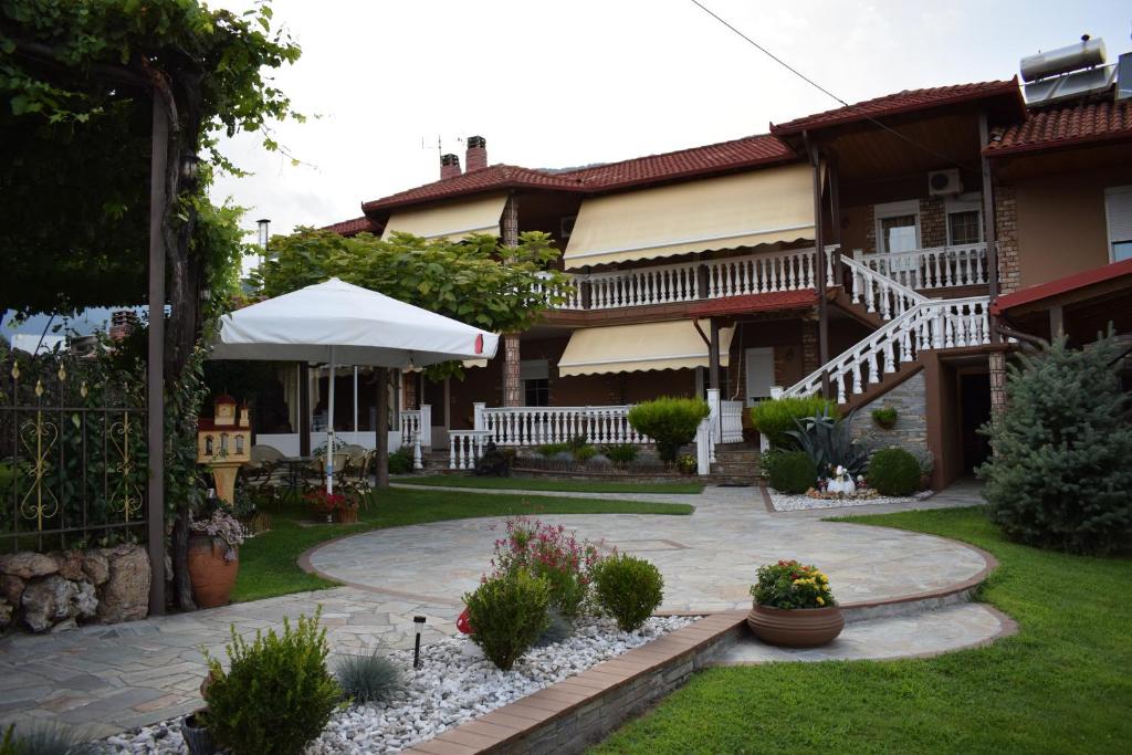 Vonkajšia záhrada v ubytovaní Ξενώνας Χάραμα