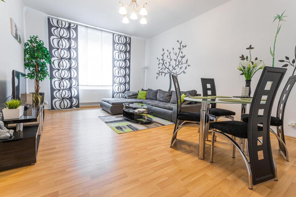 een woonkamer met een tafel en een bank bij Jet Hottub - Washer&Dryer - 12min Center - 160MBs WIFI in Praag