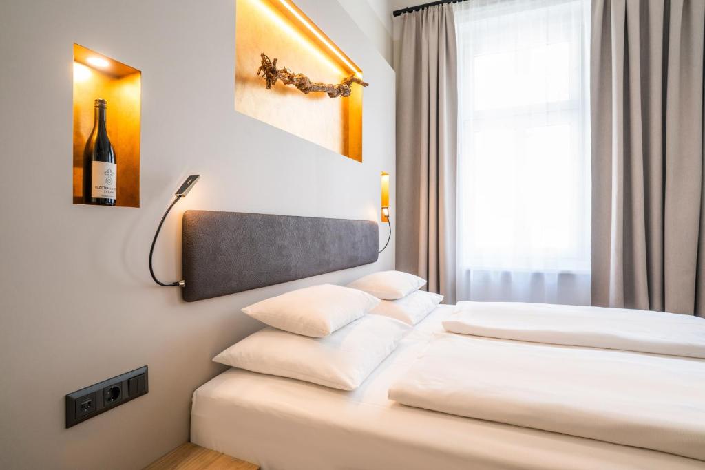 A bed or beds in a room at Hotel Rathaus - Wein & Design
