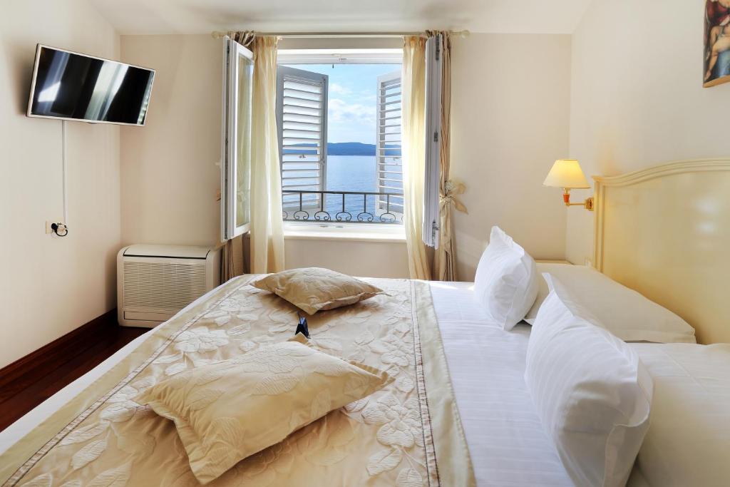 Postel nebo postele na pokoji v ubytování Hotel Sunceva Postelja Brela