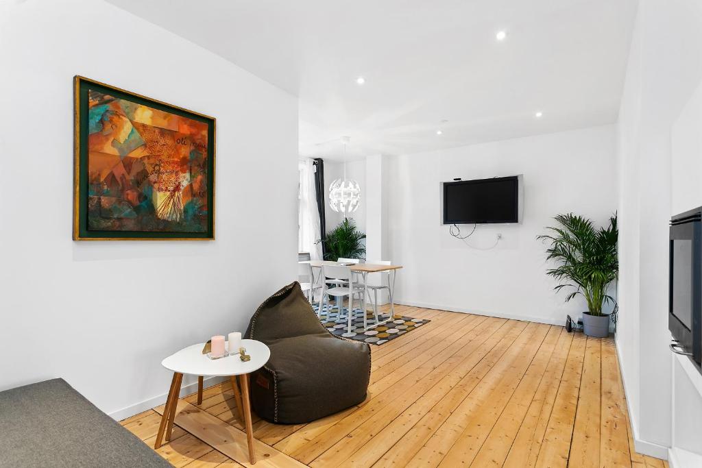 TV a/nebo společenská místnost v ubytování aday - Apartment suite Aalborg Center