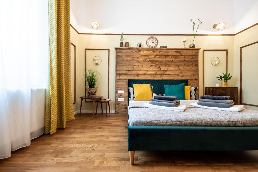 a bedroom with a large bed with a wooden headboard at Zur Linde in Sibiu