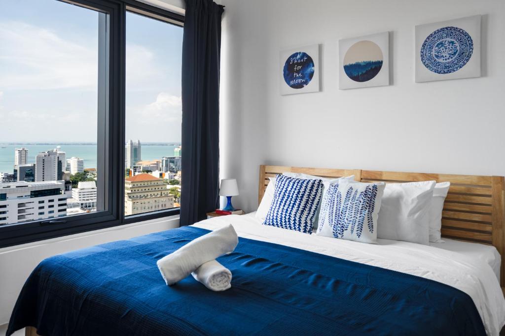 MUJI B&W Studio - Seaview at 218 Tropicana NEAR Komtar Food Heaven with Netflix & TV Box - One-Bedroom Apartment
